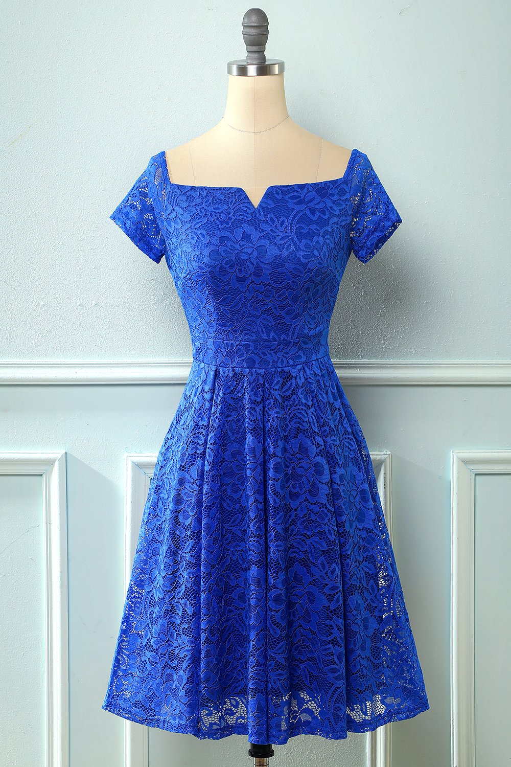 Robe en dentelle bleu marine à épaules dénudées