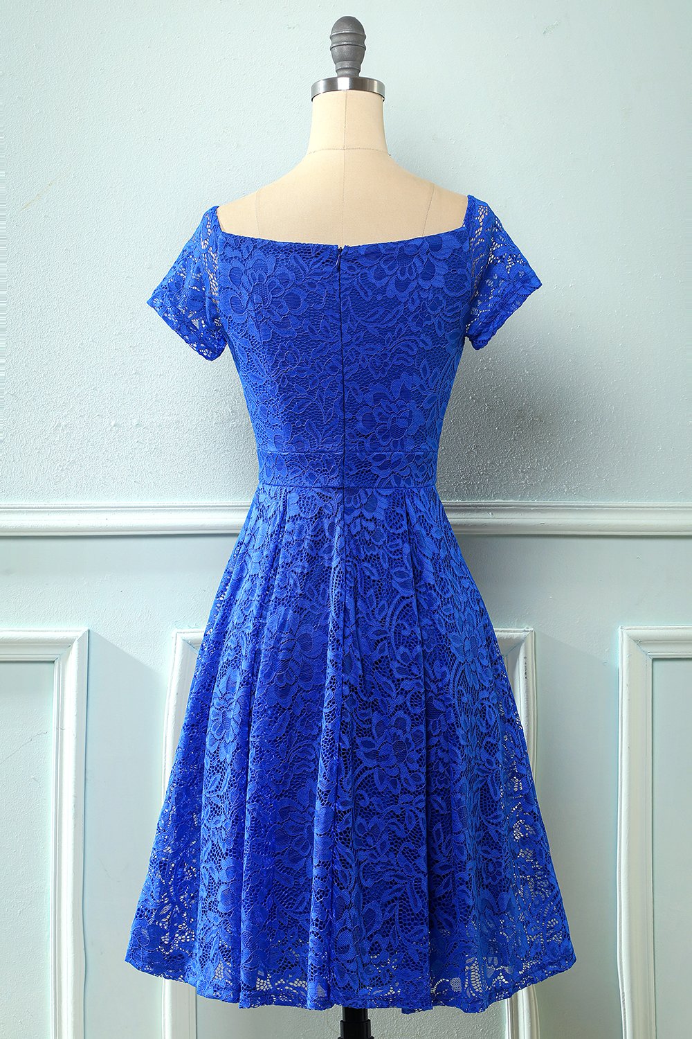 Robe en dentelle bleu marine à épaules dénudées