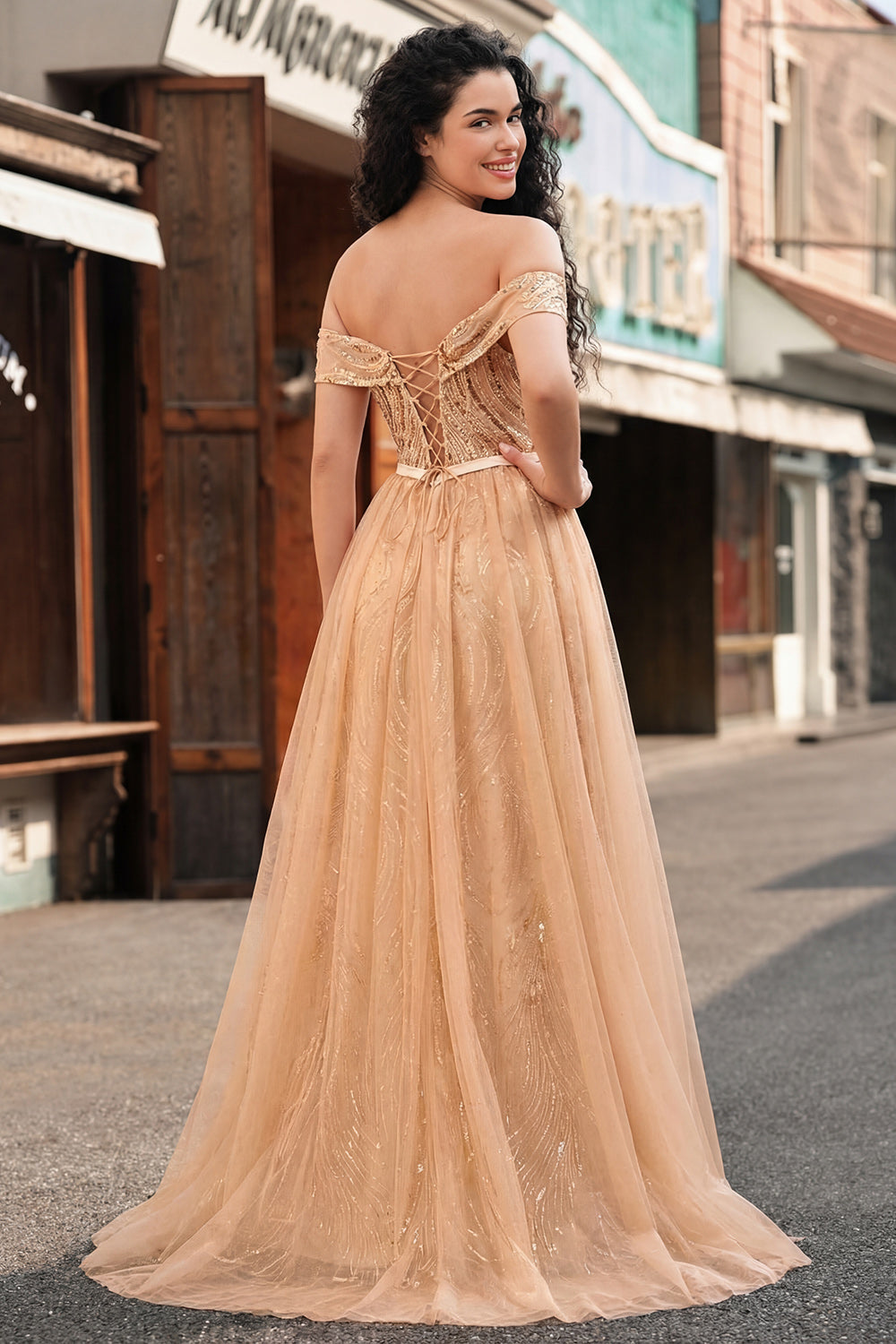 Robe de bal longue sirène à sequins couleur champagne et épaules dénudées