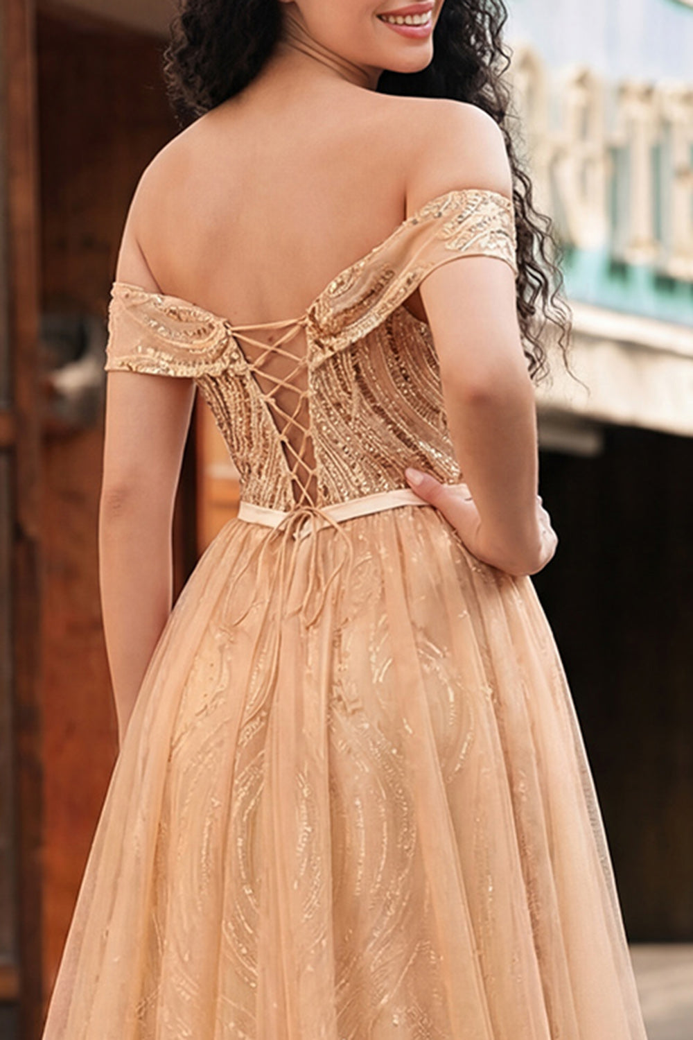 Robe de bal longue sirène à sequins couleur champagne et épaules dénudées