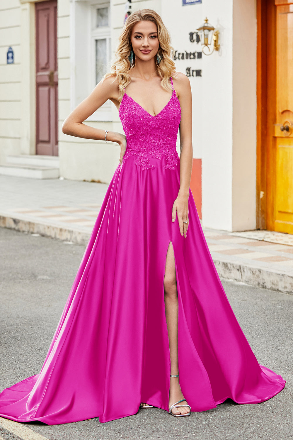 Robe de soirée longue trapèze vert paon tendance avec bretelles fines et appliques