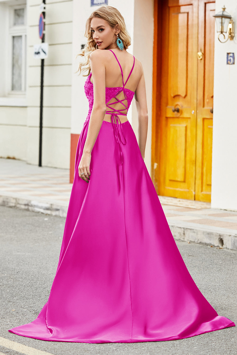 Robe de soirée longue trapèze vert paon tendance avec bretelles fines et appliques