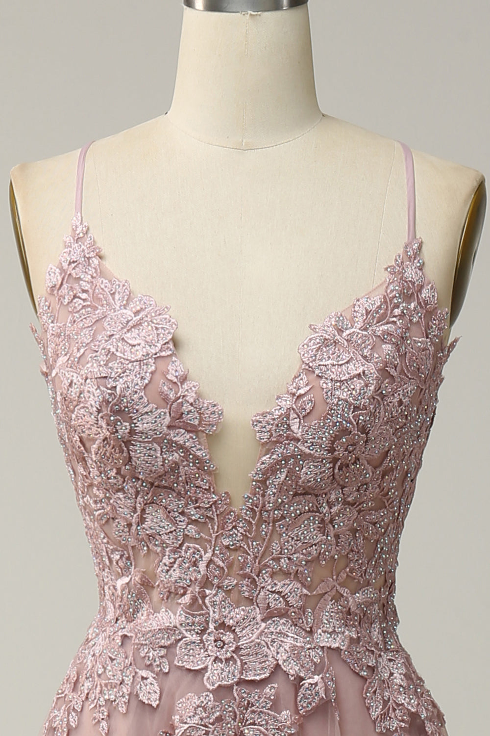 Robe de bal longue rose pâle coupe trapèze à fines bretelles et appliques