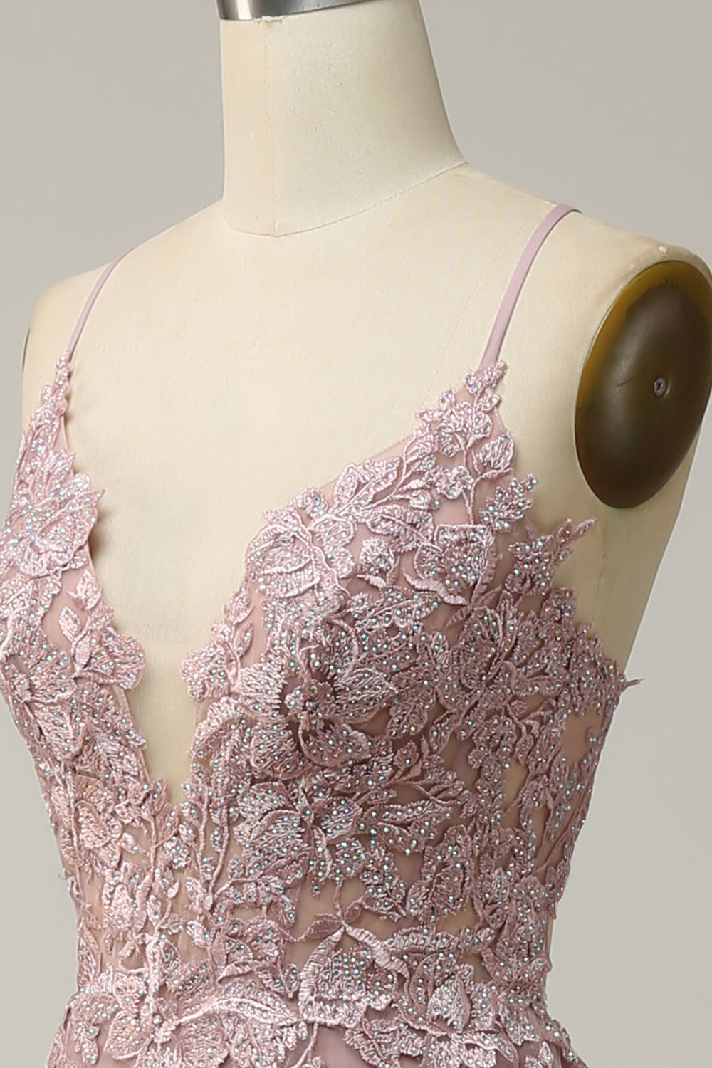 Robe de bal longue rose pâle coupe trapèze à fines bretelles et appliques