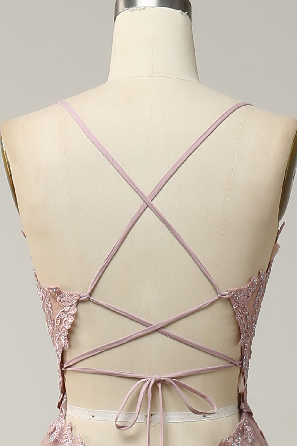 Robe de bal longue rose pâle coupe trapèze à fines bretelles et appliques
