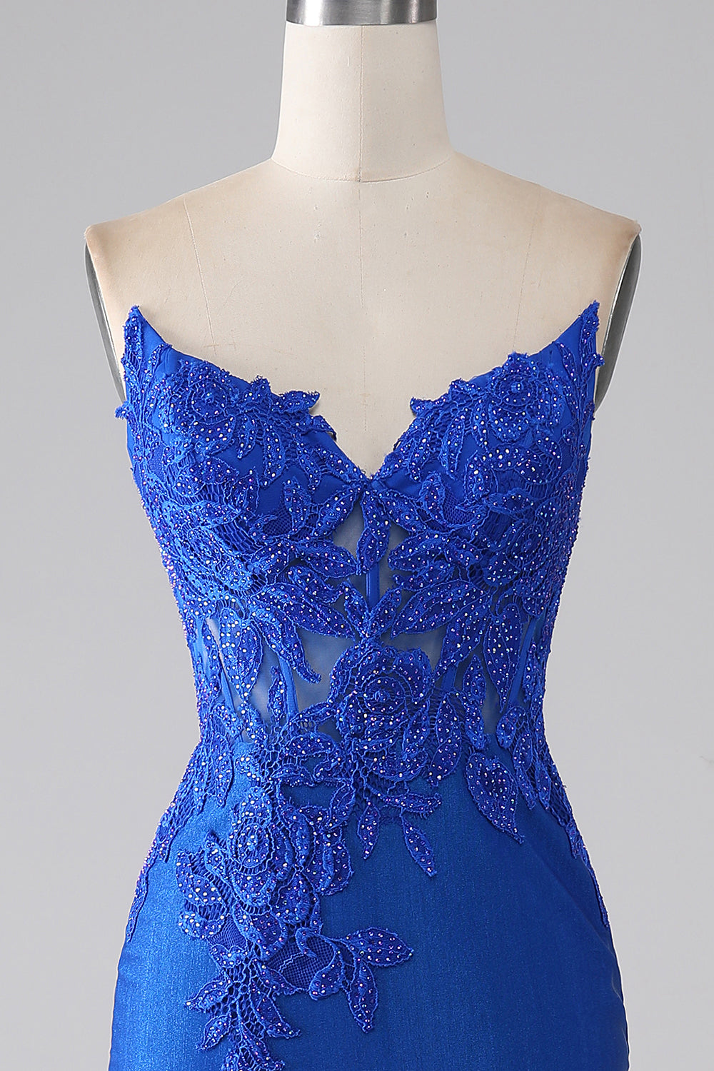 Robe de bal sirène longue bustier bleu roi perlée avec applications