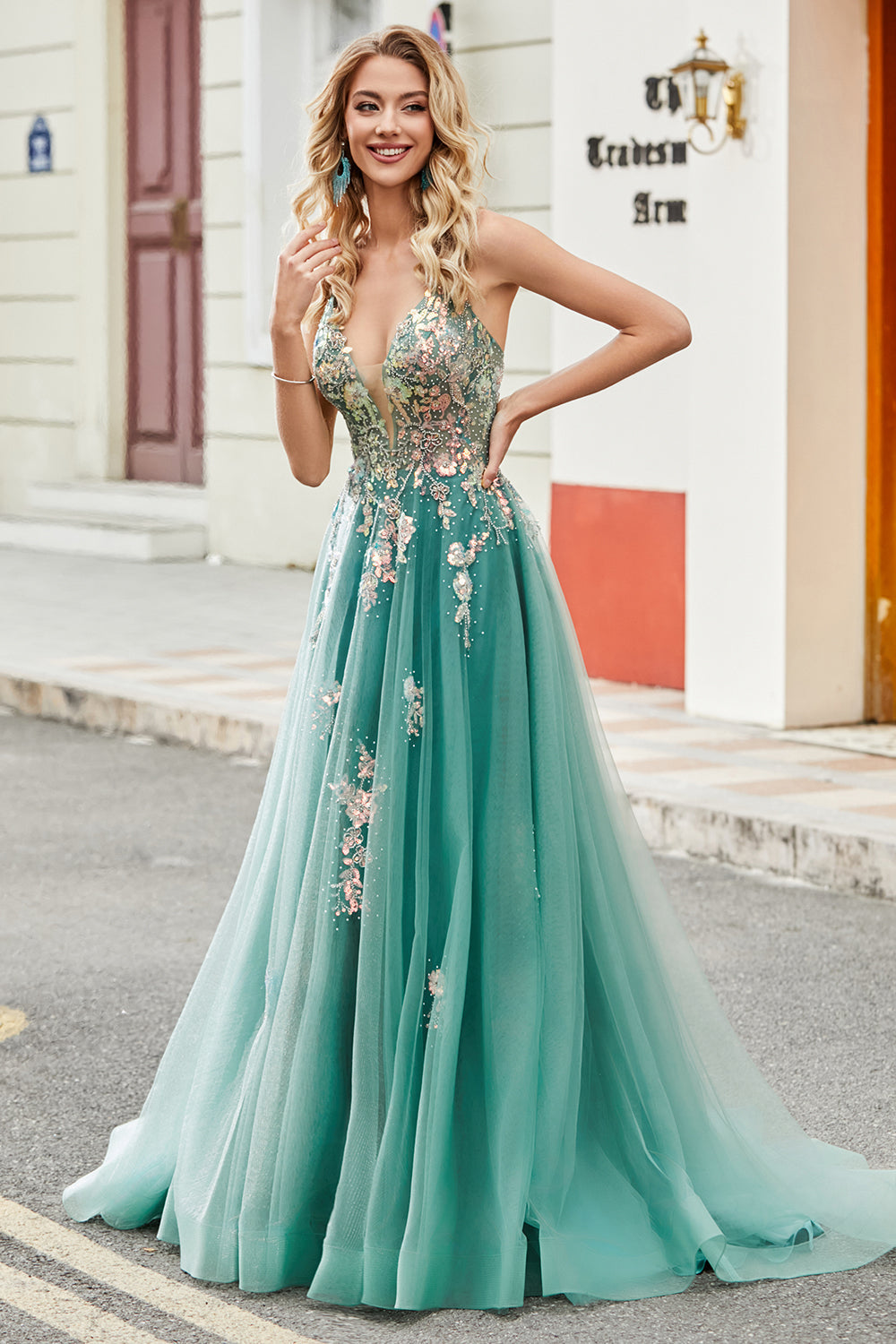 Robe de soirée longue trapèze vert à fines bretelles avec appliqués de paillettes scintillantes