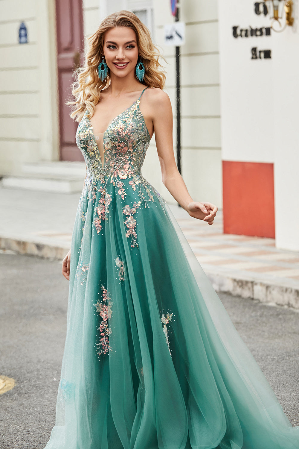 Robe de soirée longue trapèze vert à fines bretelles avec appliqués de paillettes scintillantes