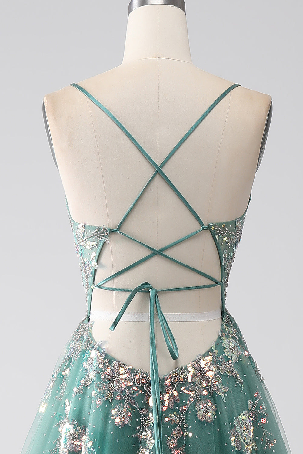 Robe de soirée longue trapèze vert à fines bretelles avec appliqués de paillettes scintillantes