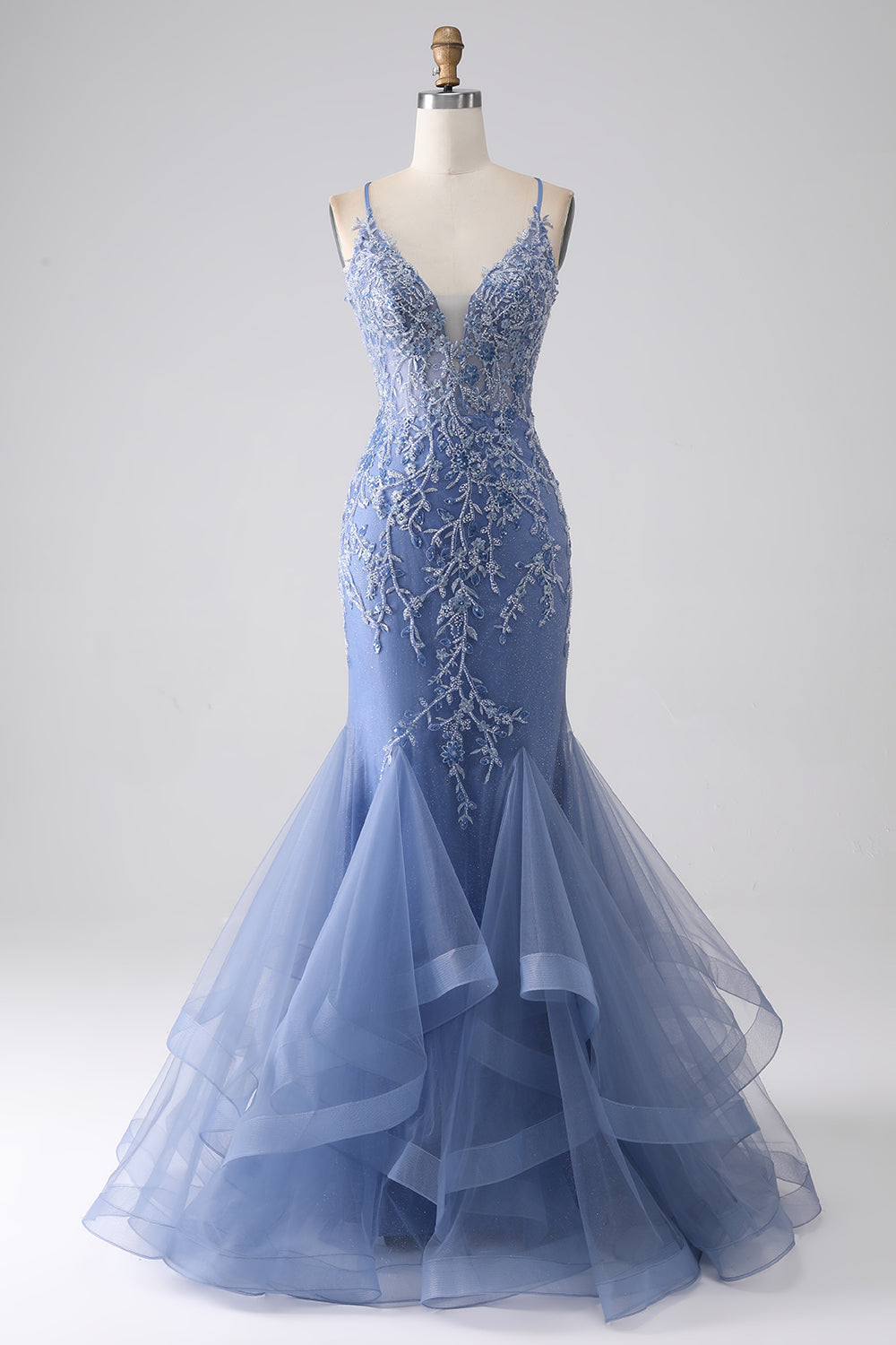 Robe de soirée sirène gris-bleu à bretelles fines, dos nu et ornements en perles avec applications