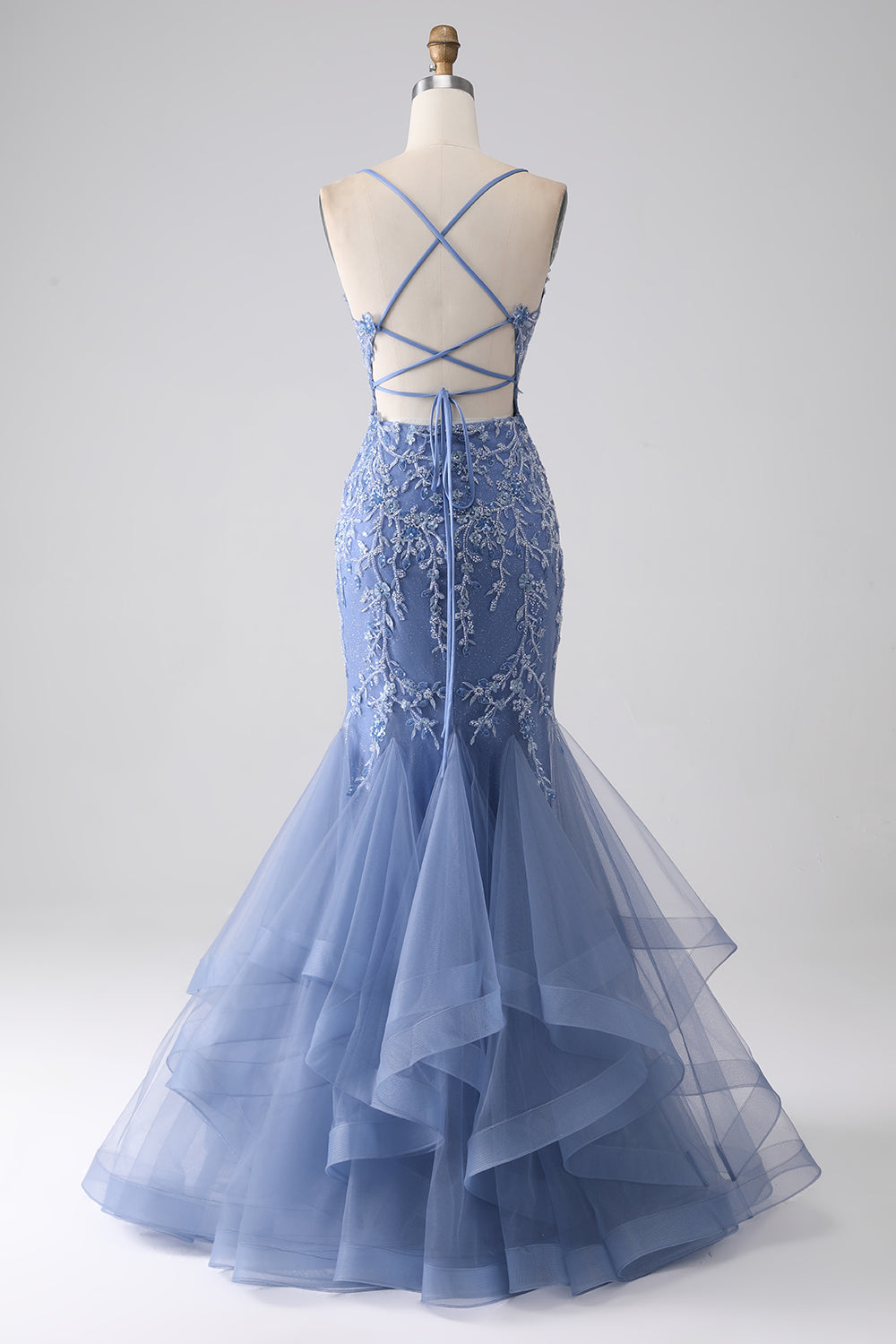 Robe de soirée sirène gris-bleu à bretelles fines, dos nu et ornements en perles avec applications