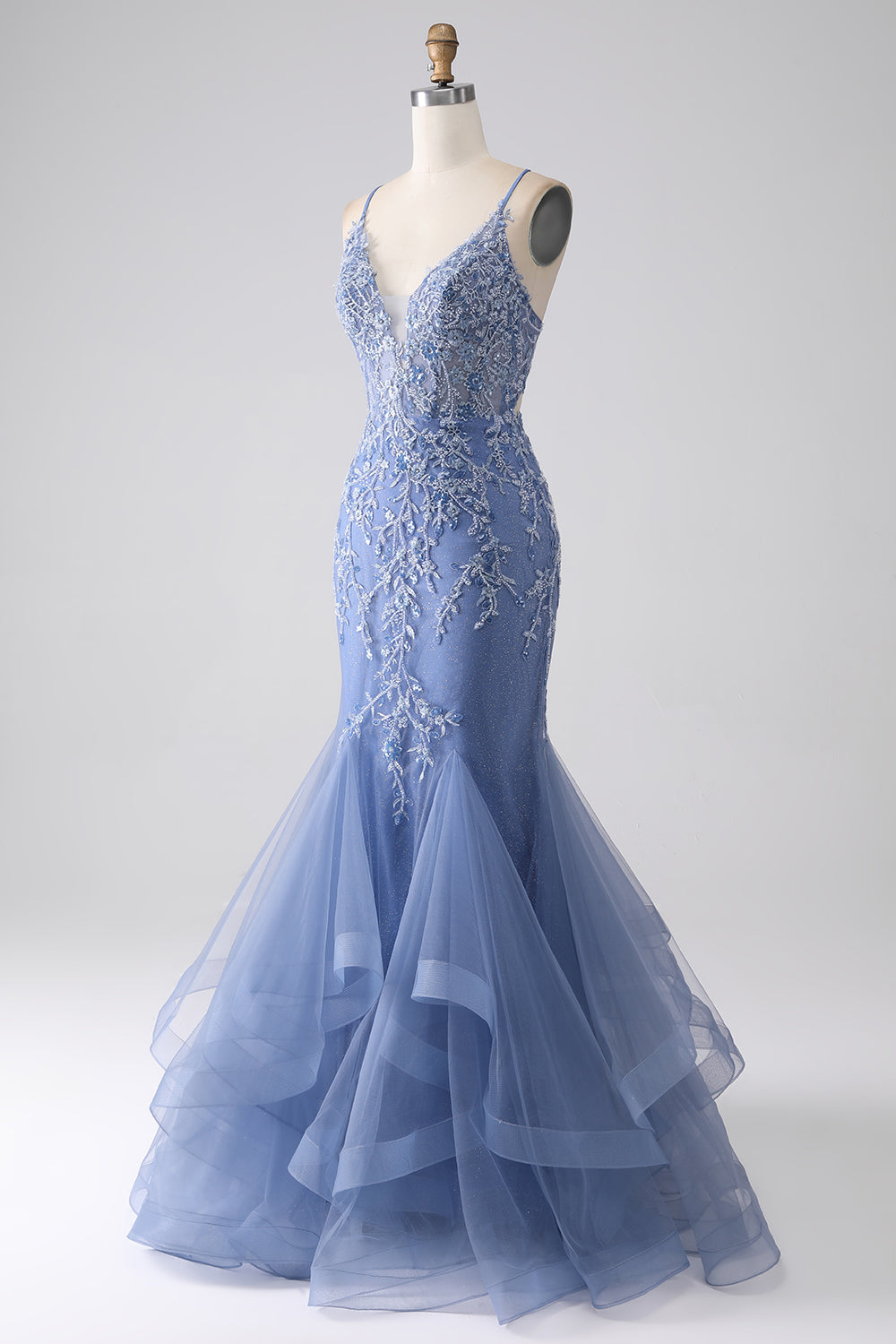 Robe de soirée sirène gris-bleu à bretelles fines, dos nu et ornements en perles avec applications