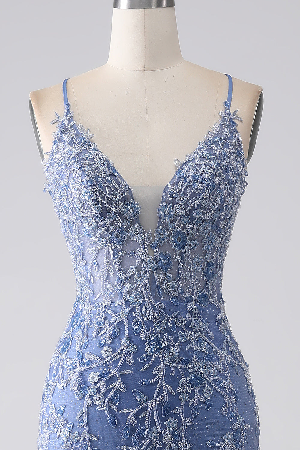 Robe de soirée sirène gris-bleu à bretelles fines, dos nu et ornements en perles avec applications