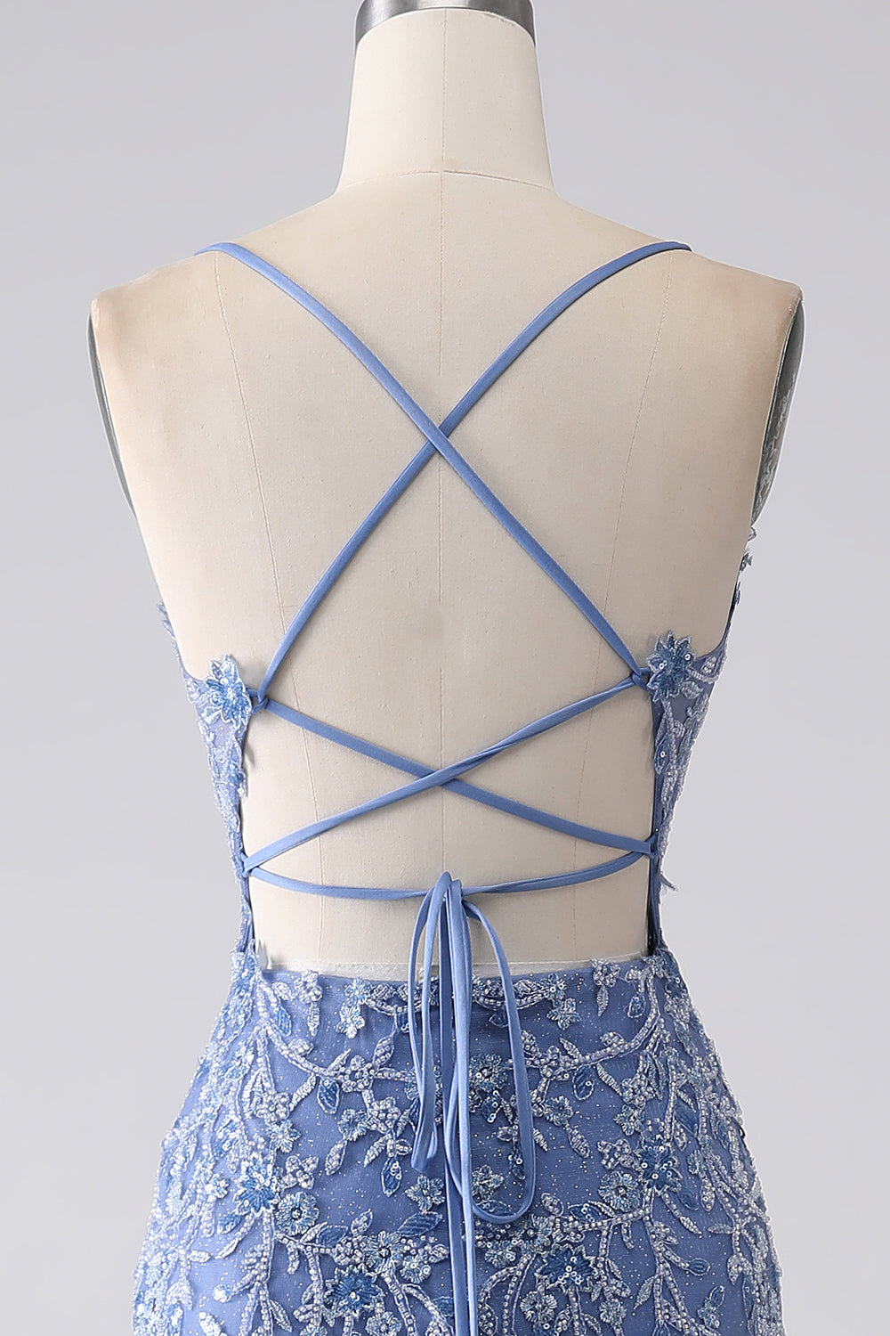 Robe de soirée sirène gris-bleu à bretelles fines, dos nu et ornements en perles avec applications