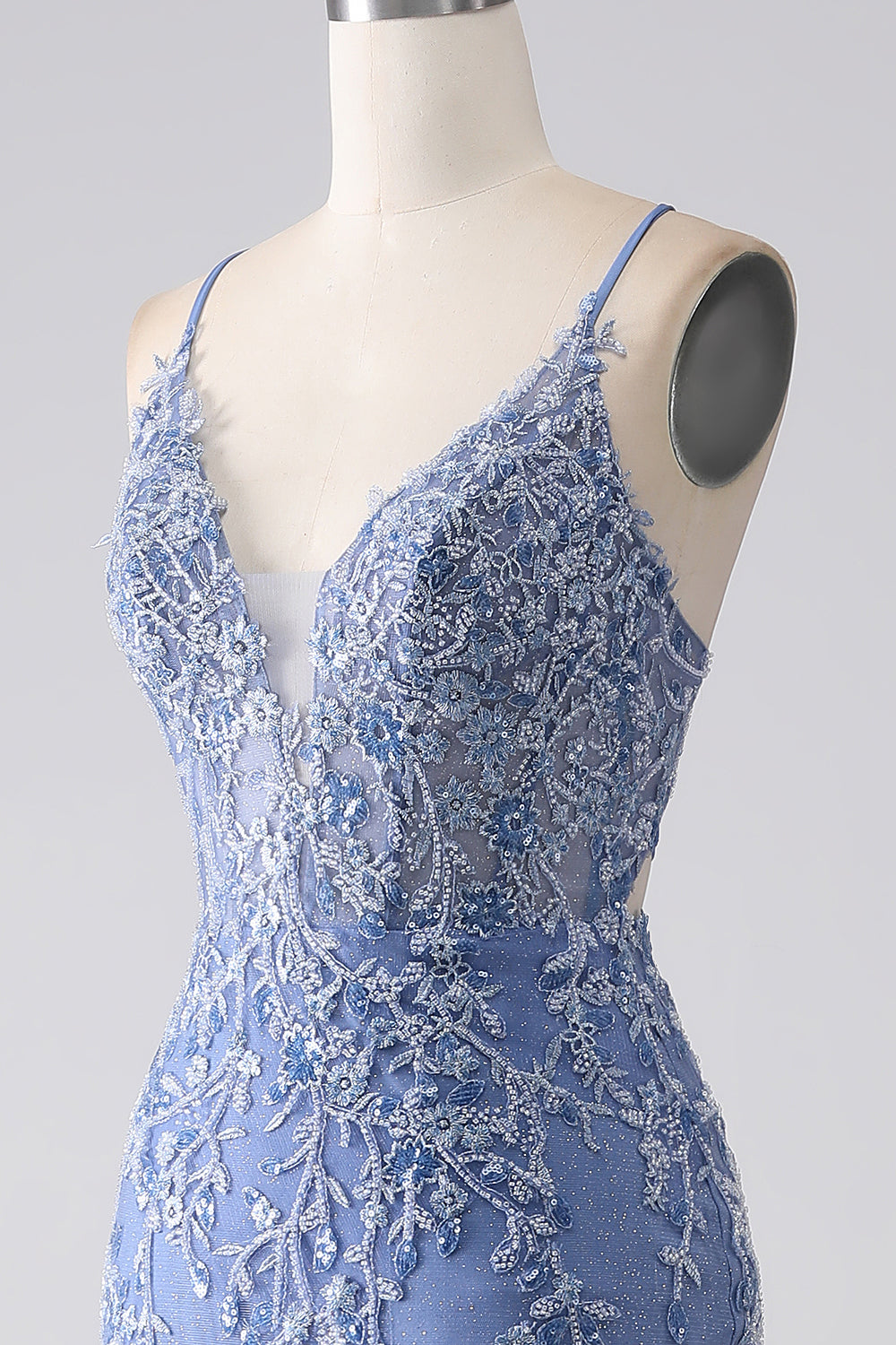 Robe de soirée sirène gris-bleu à bretelles fines, dos nu et ornements en perles avec applications