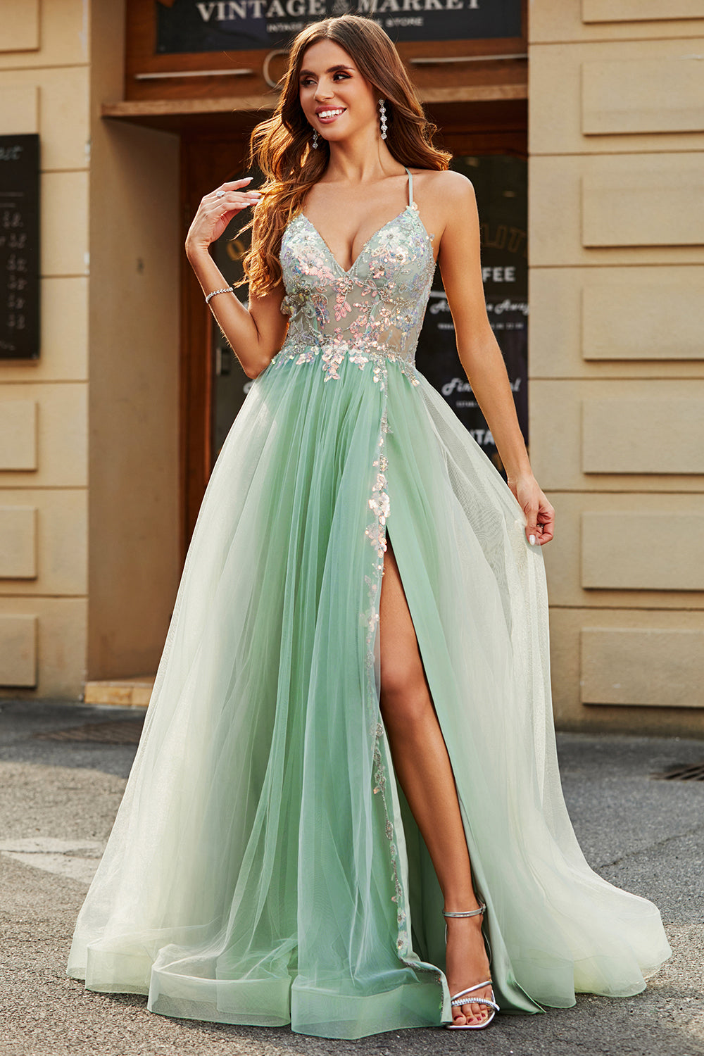 Robe de bal longue en tulle vert clair ornée de perles, avec décolleté en V, coupe trapèze et fente
