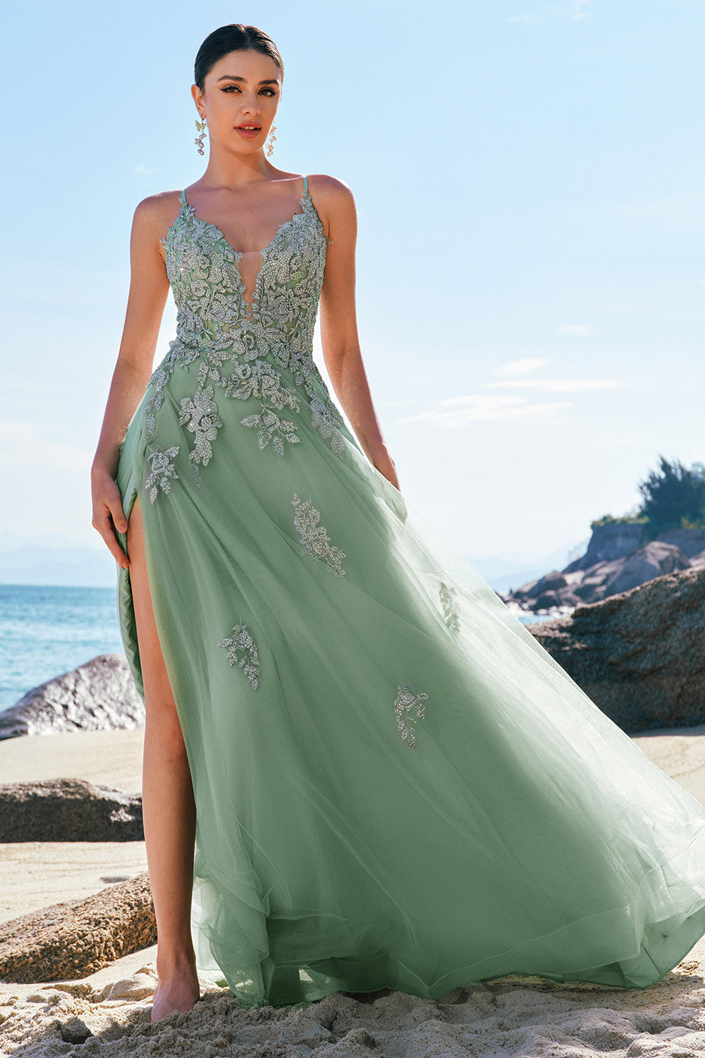 Robe de bal longue rose pâle coupe trapèze à fines bretelles et appliques