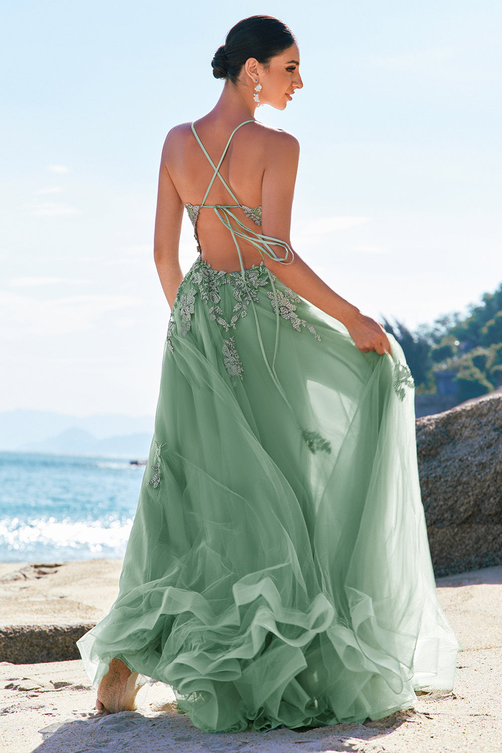 Robe de bal longue rose pâle coupe trapèze à fines bretelles et appliques