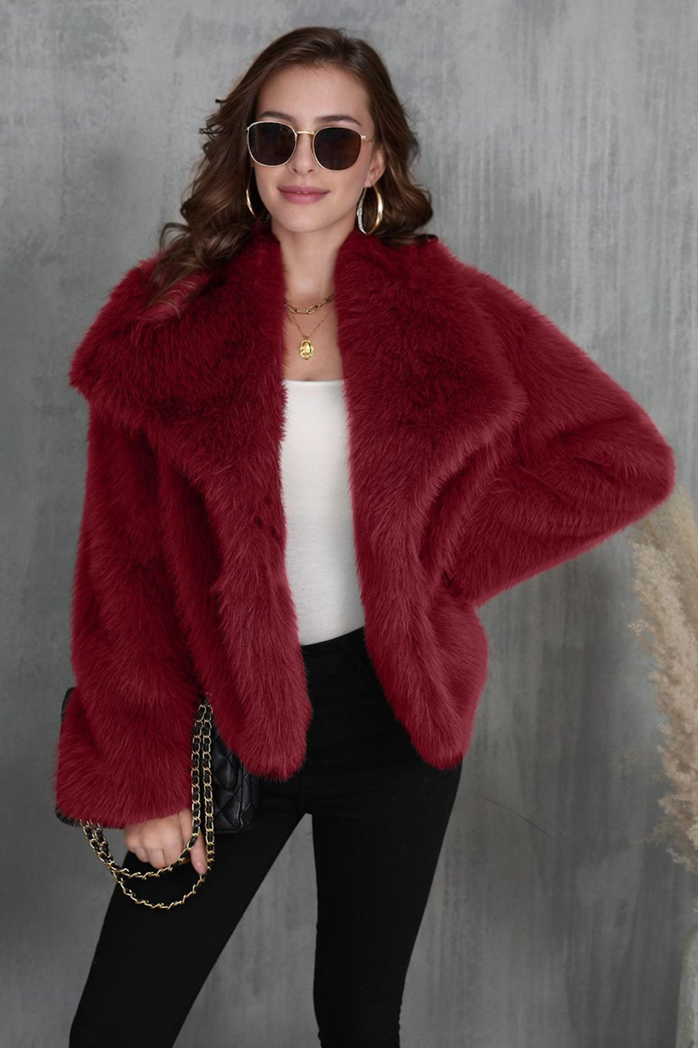 Manteau d'hiver en fausse fourrure noire duveteuse à revers.