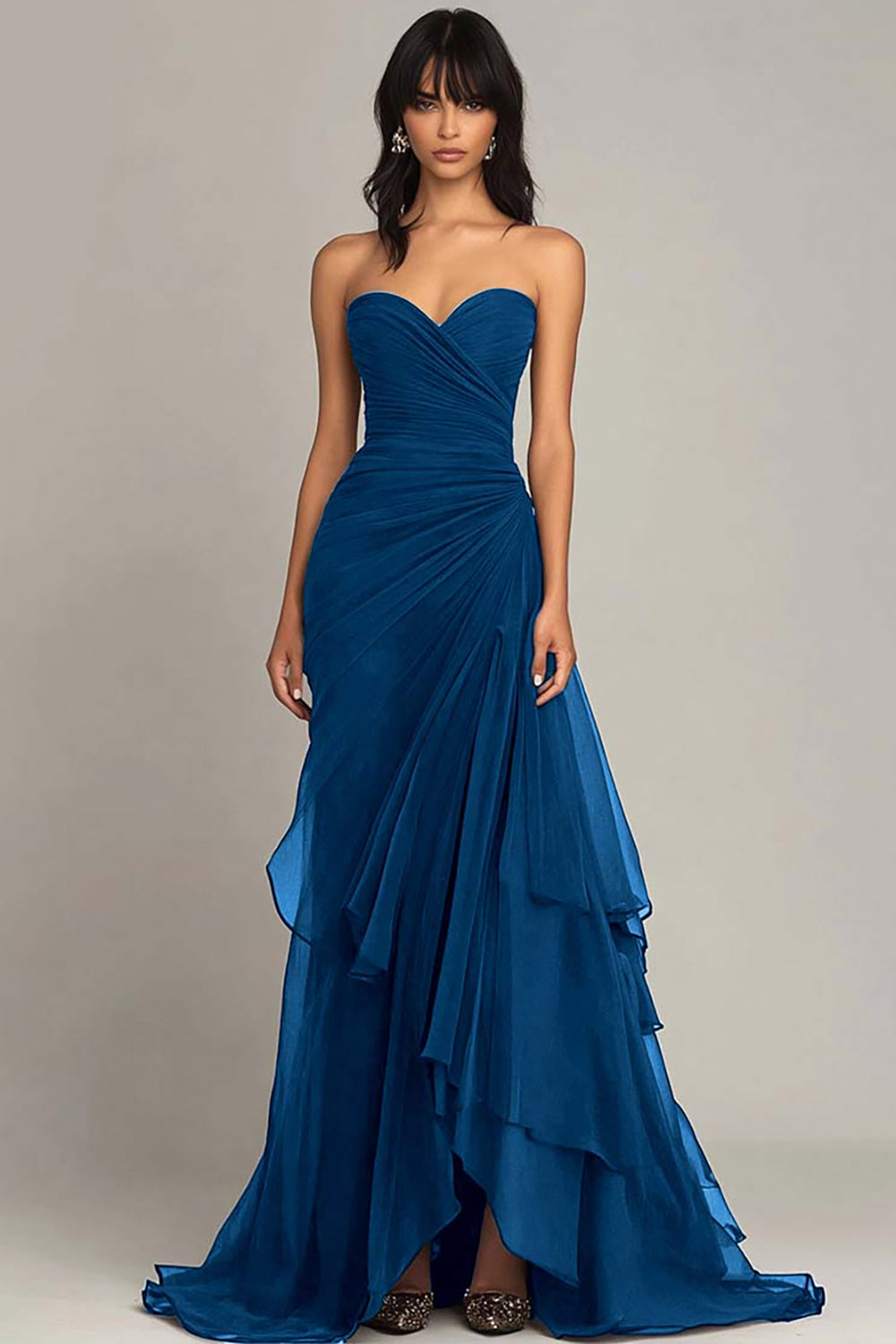 Robe de soirée marron foncé avec décolleté cœur, fronces et volants