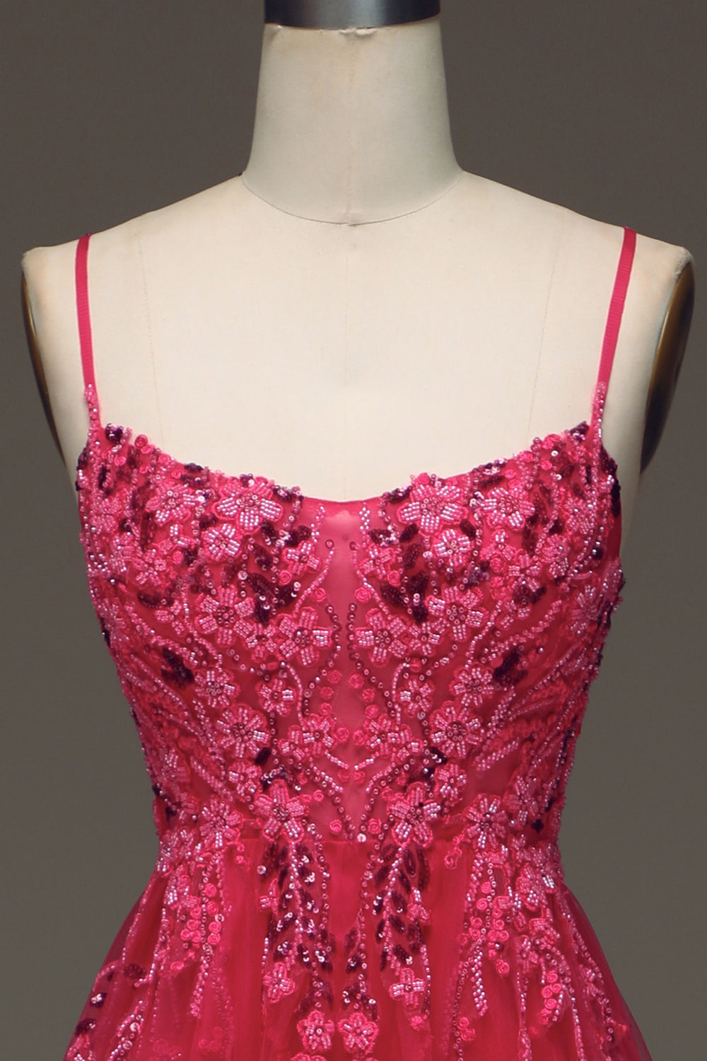 Robe de bal fuschia ligne A à fines bretelles avec appliques