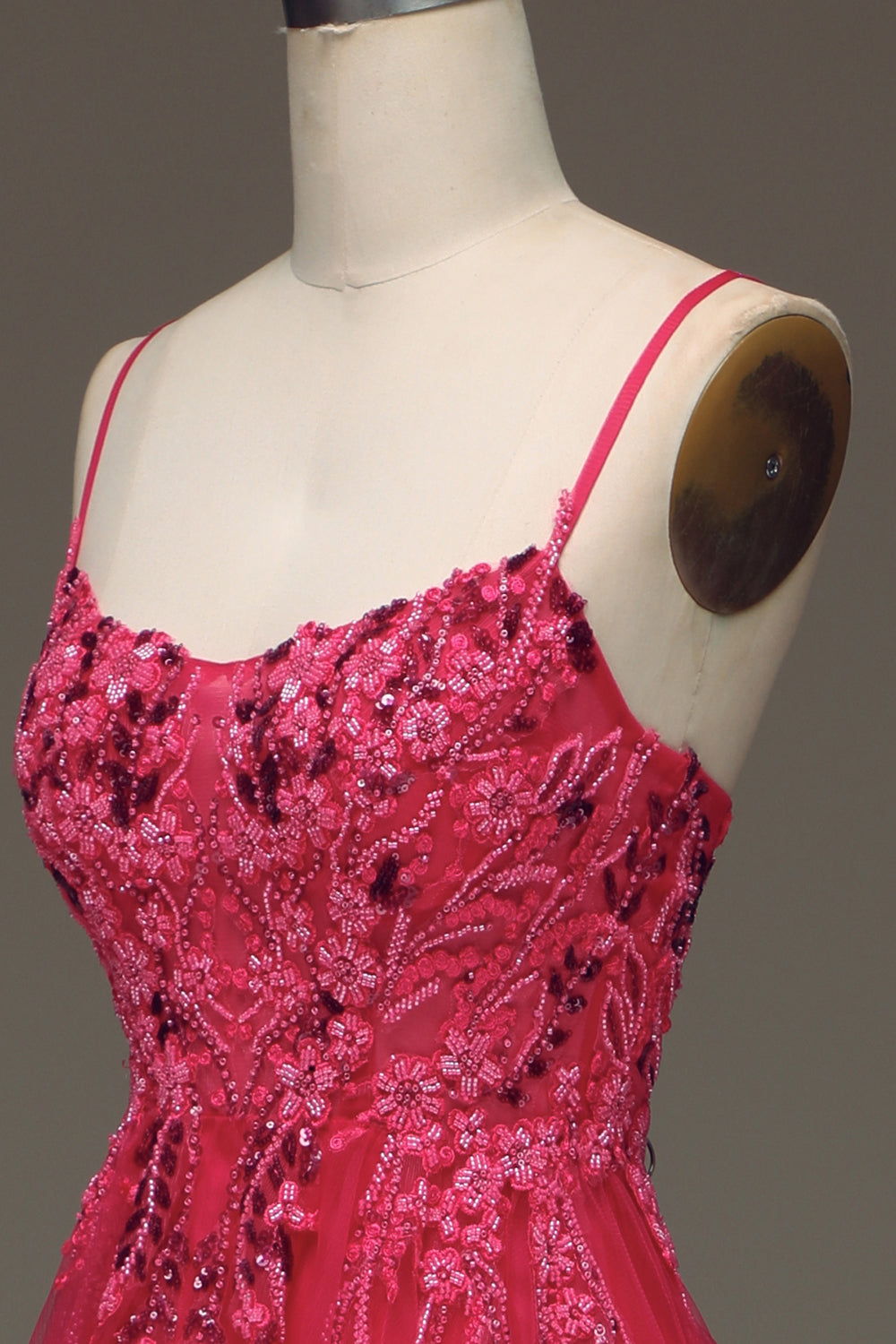 Robe de bal fuschia ligne A à fines bretelles avec appliques