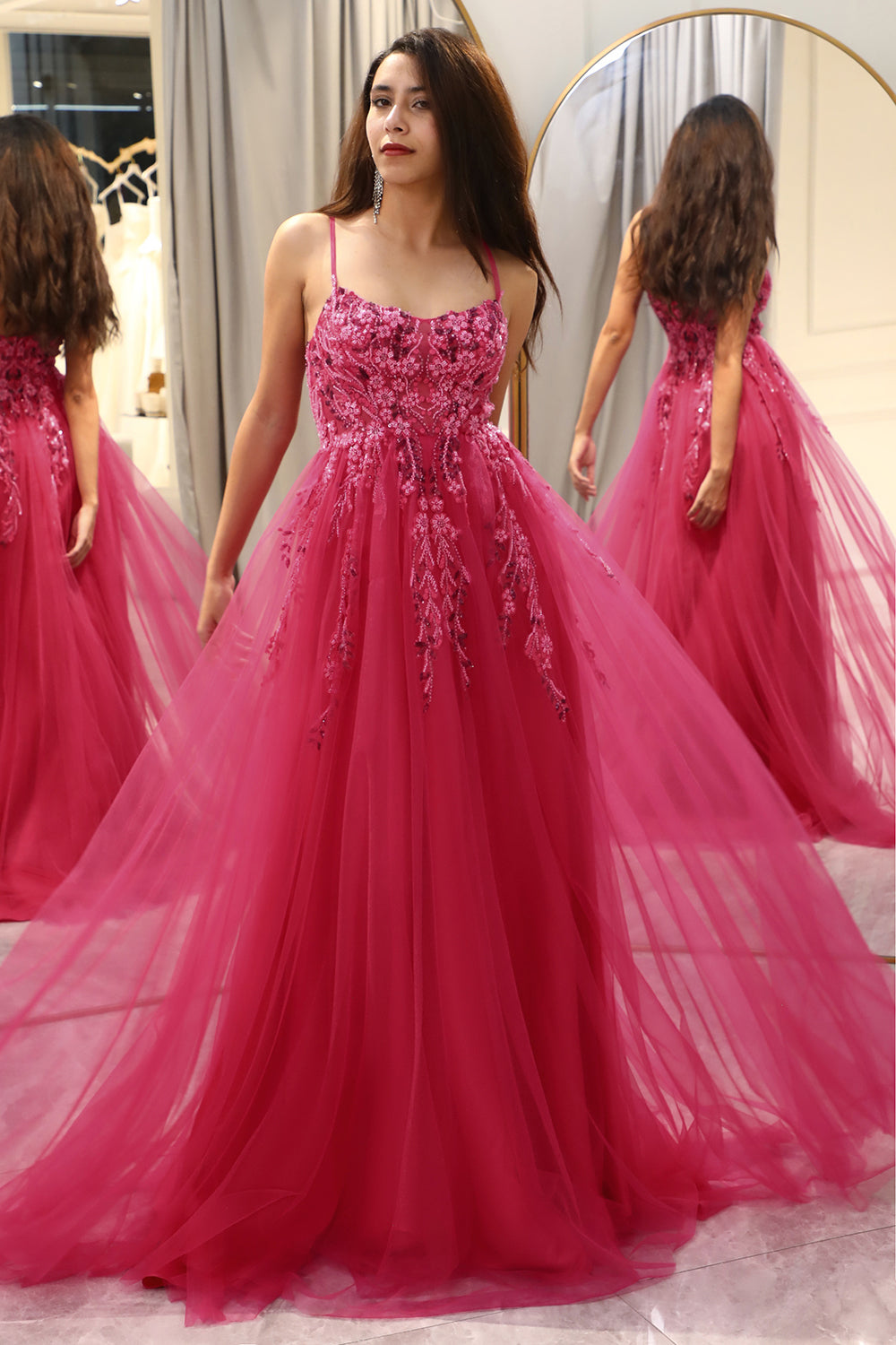 Robe de bal fuschia ligne A à fines bretelles avec appliques