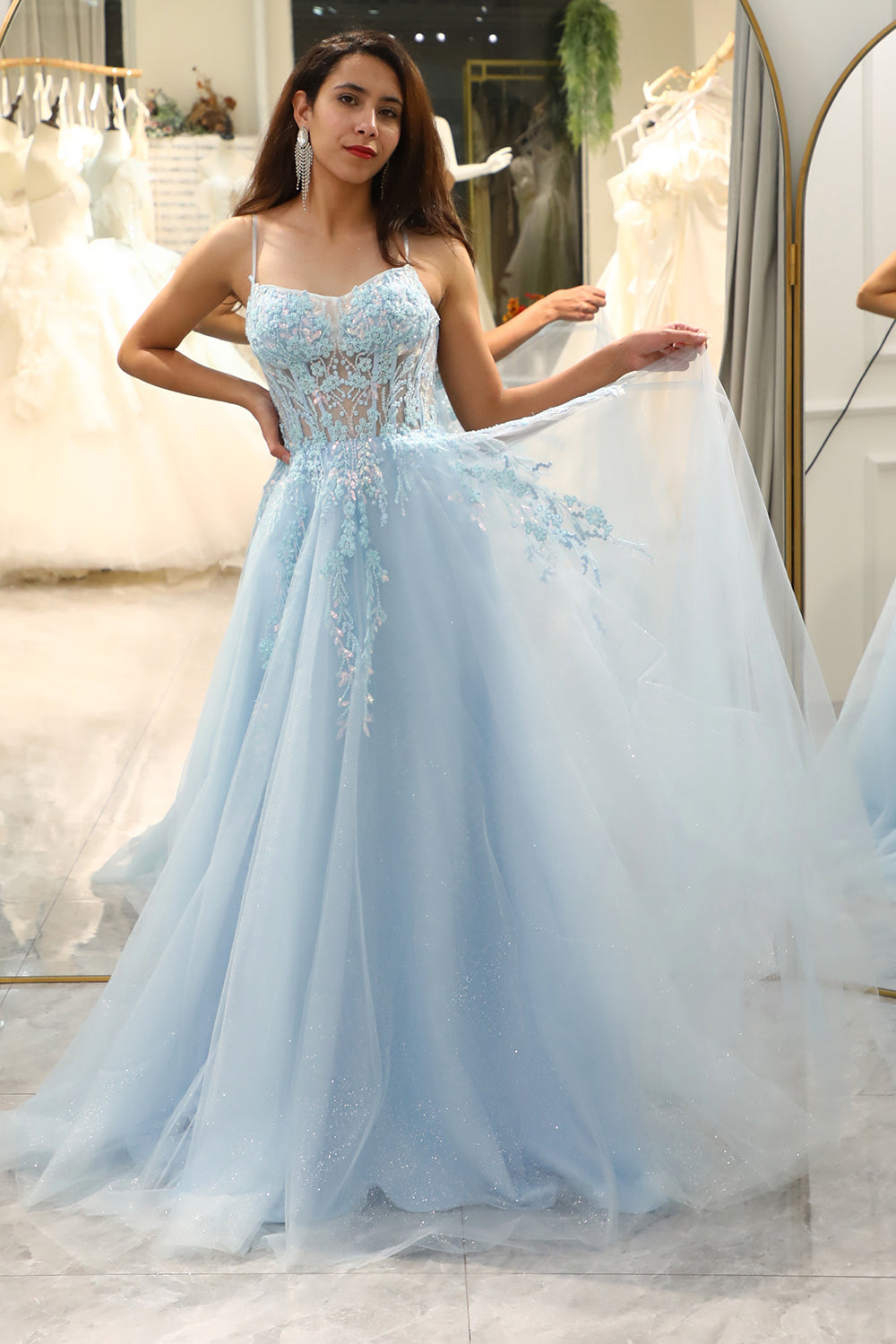 Robe de bal ligne A bleu clair à sequins, bretelles spaghetti et appliques