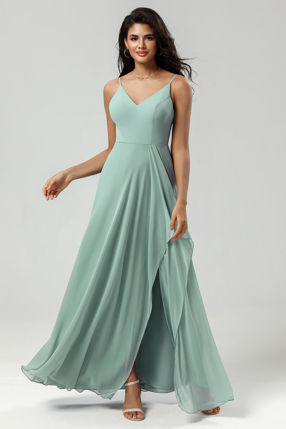 Robe longue de demoiselle d'honneur vert à bretelles spaghetti et volants