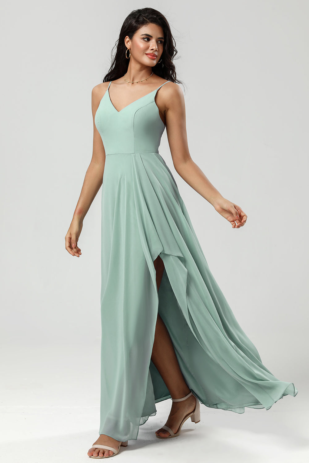 Robe longue de demoiselle d'honneur vert à bretelles spaghetti et volants