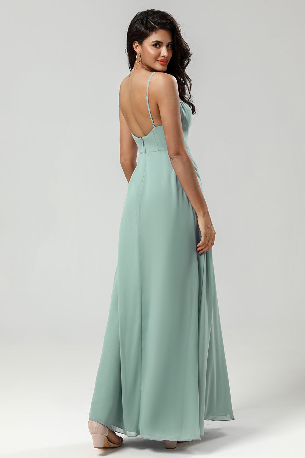 Robe longue de demoiselle d'honneur vert à bretelles spaghetti et volants