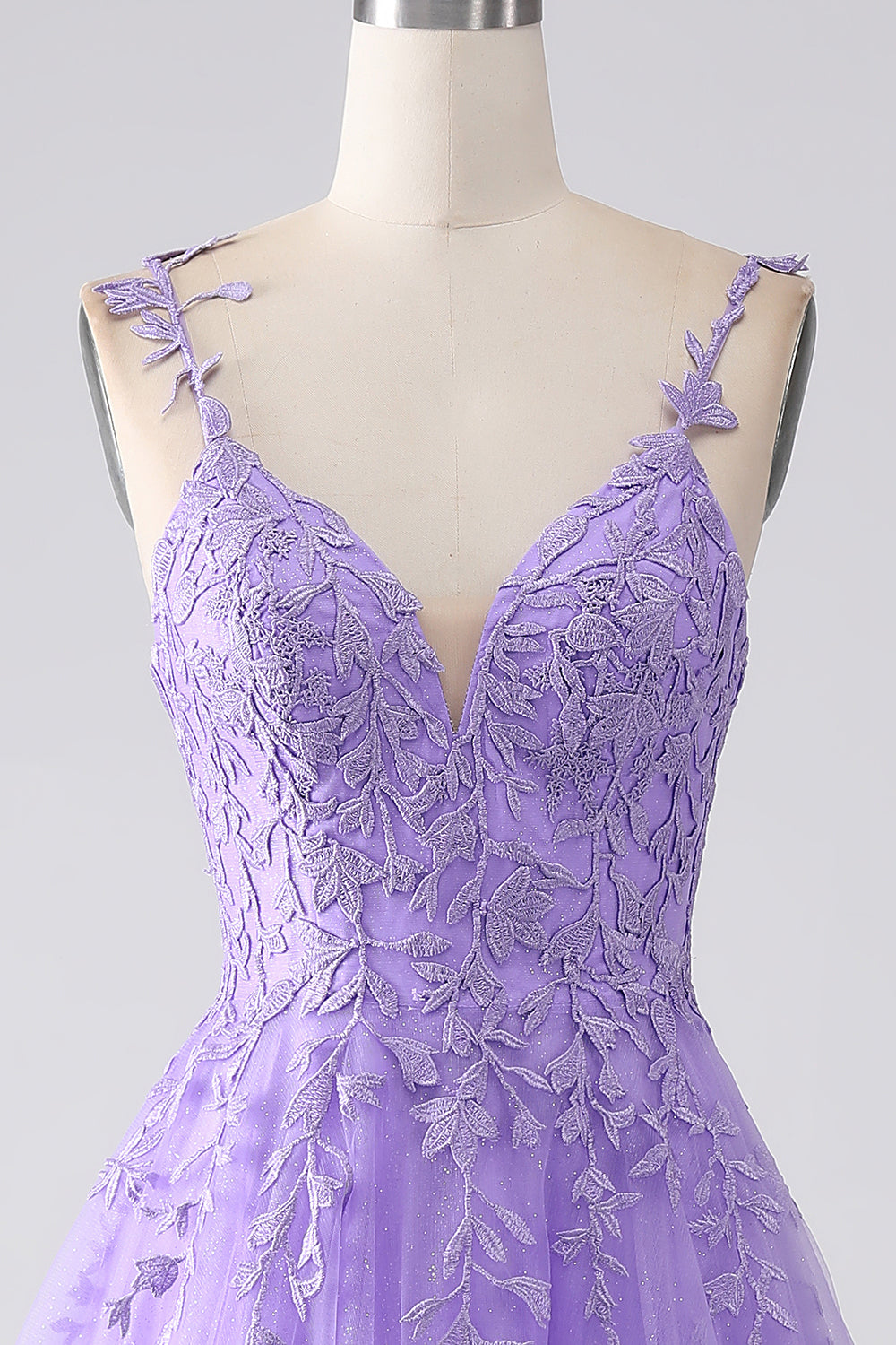 Robe de bal longue lilas coupe trapèze à bretelles spaghetti avec appliques