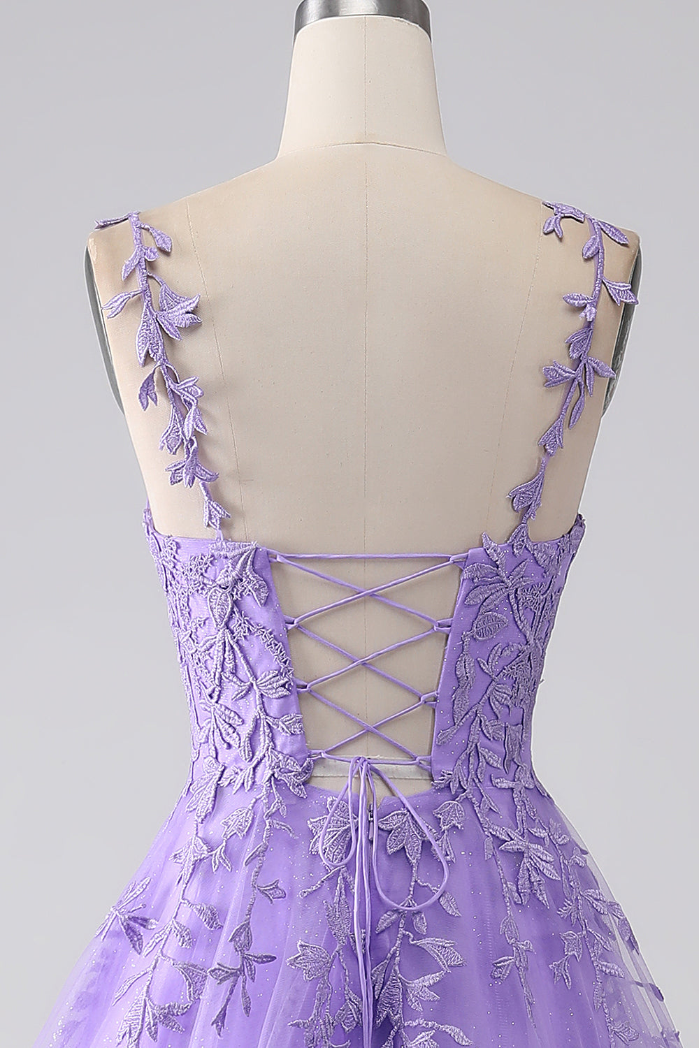 Robe de bal longue lilas coupe trapèze à bretelles spaghetti avec appliques