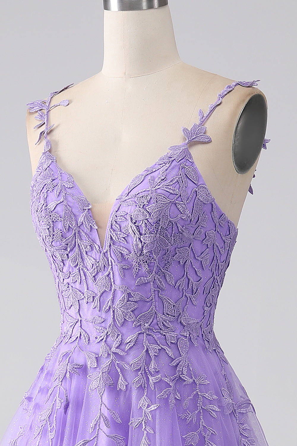 Robe de bal longue lilas coupe trapèze à bretelles spaghetti avec appliques