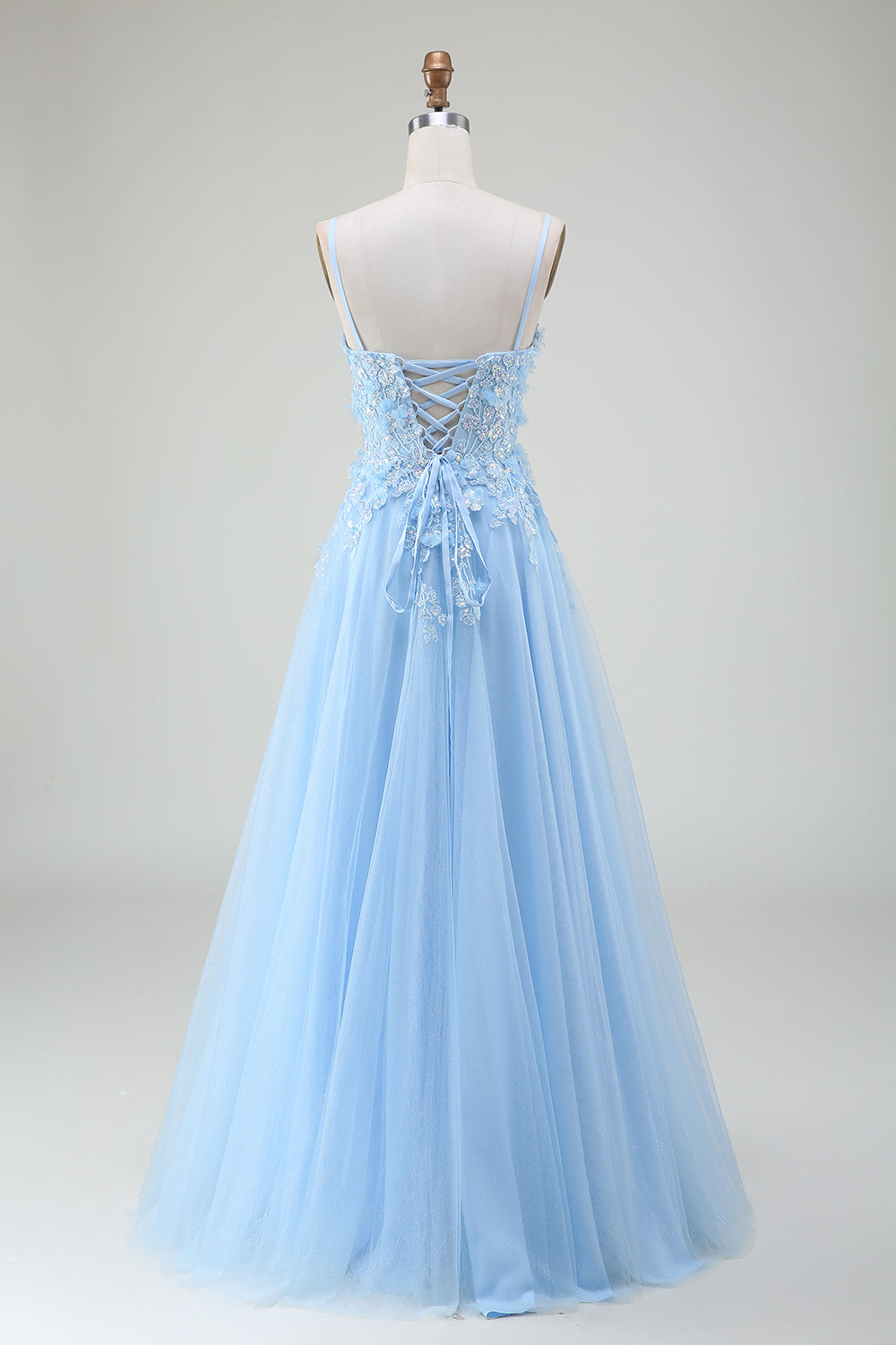 Robe de bal trapèze bleu clair avec appliques