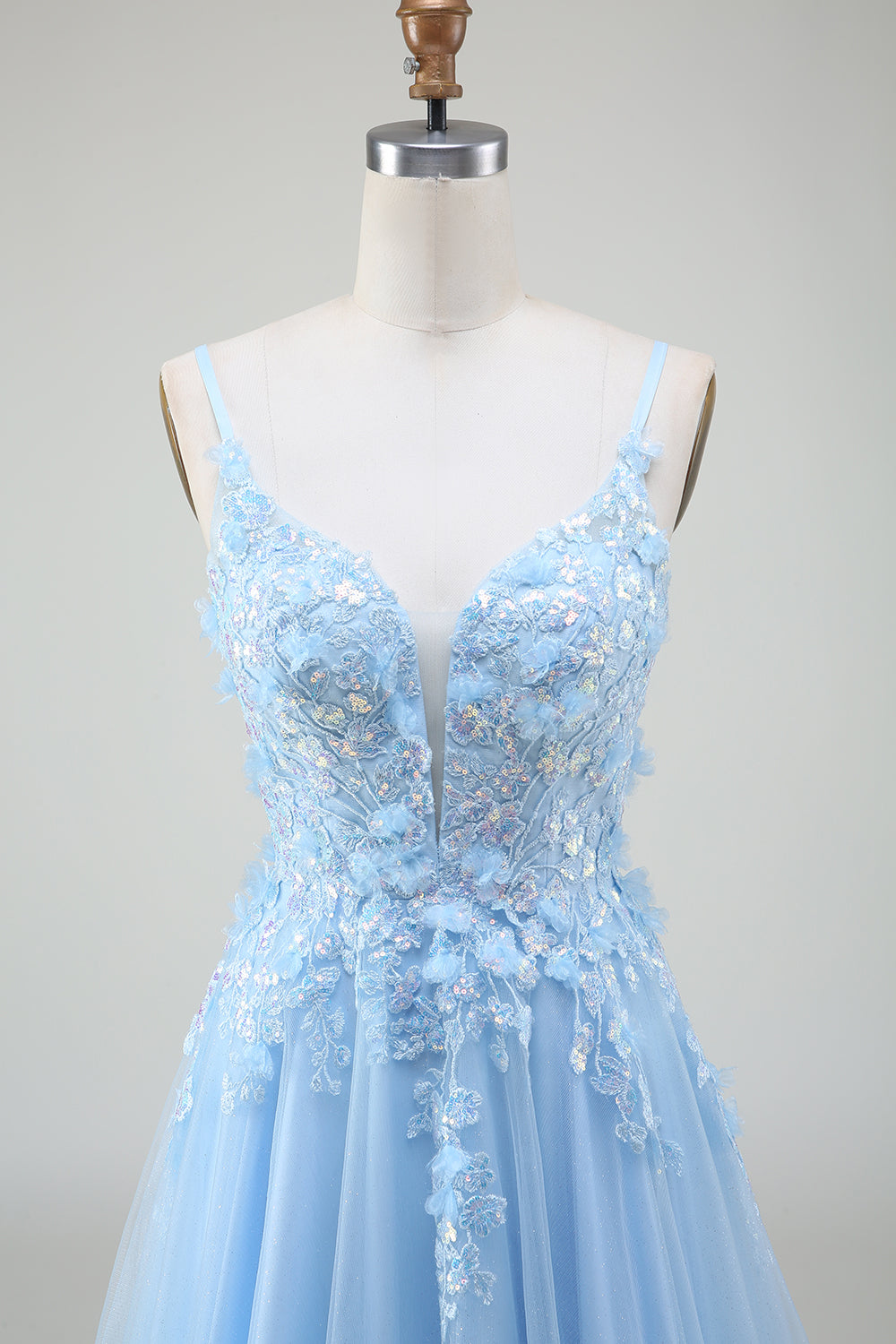 Robe de bal trapèze bleu clair avec appliques