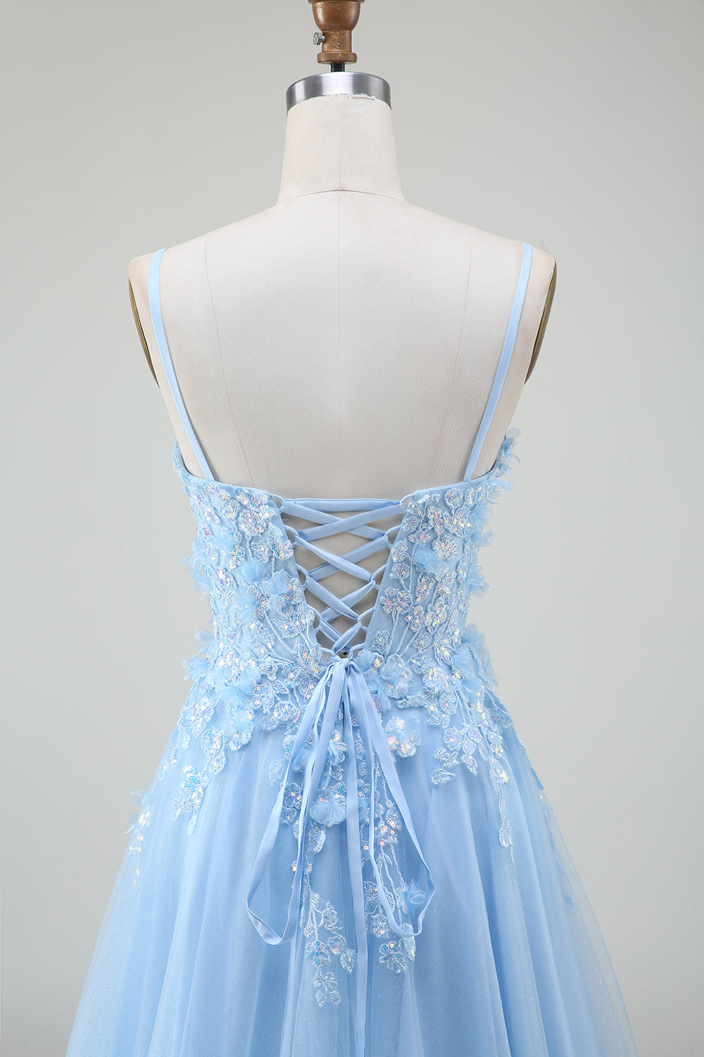 Robe de bal trapèze bleu clair avec appliques