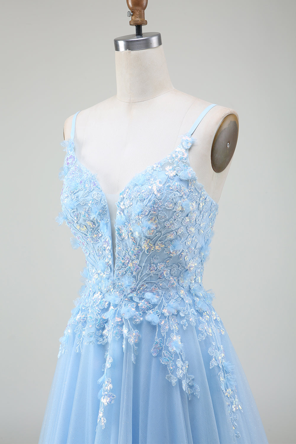 Robe de bal trapèze bleu clair avec appliques