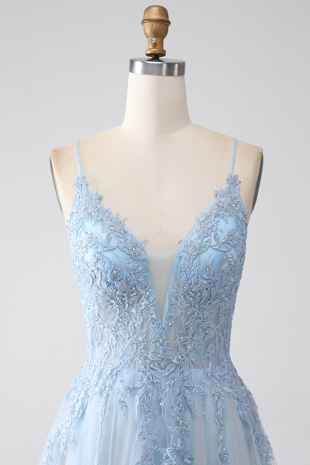 Robe de bal bleu-gris trapèze à fines bretelles avec perles