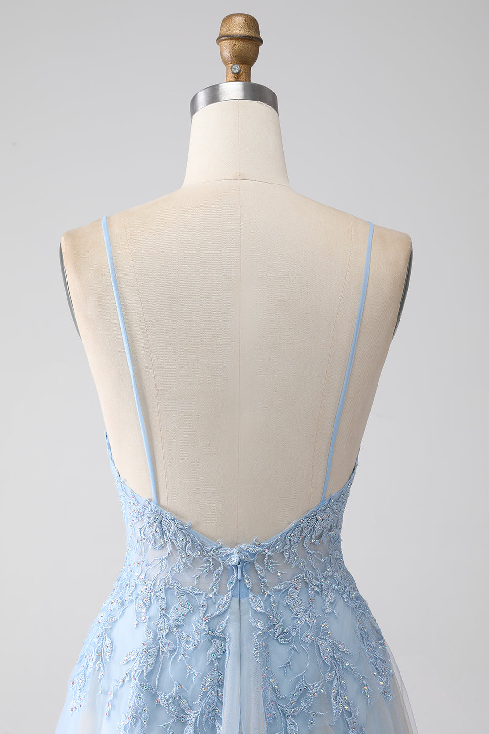 Robe de bal bleu-gris trapèze à fines bretelles avec perles