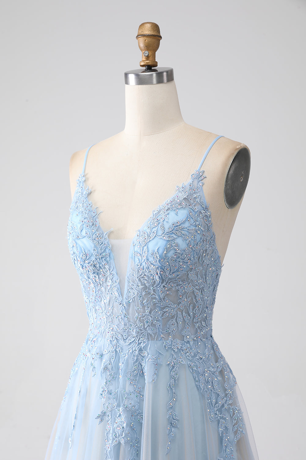 Robe de bal bleu-gris trapèze à fines bretelles avec perles