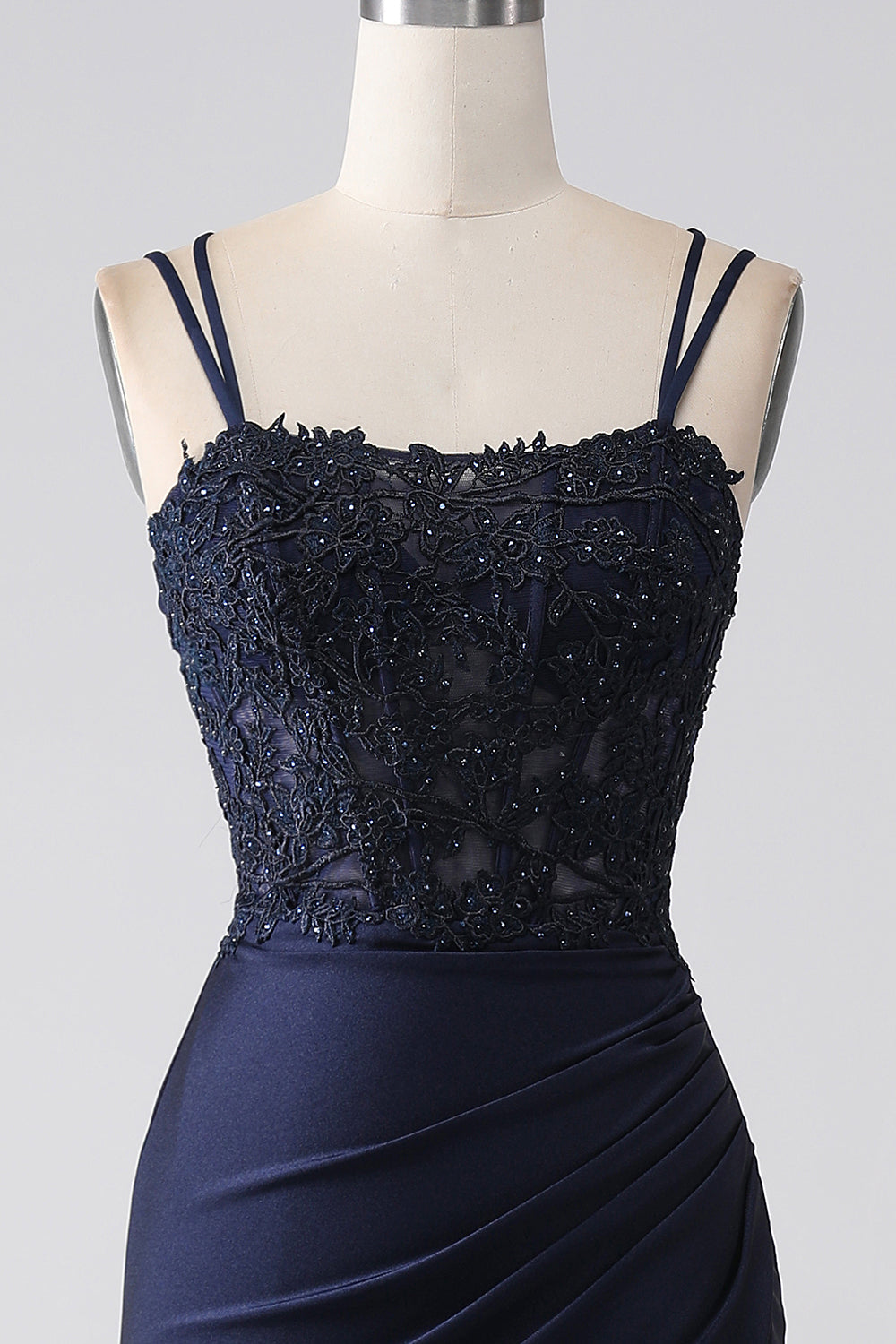 Robe de bal sirène perlée bleu marine à volants