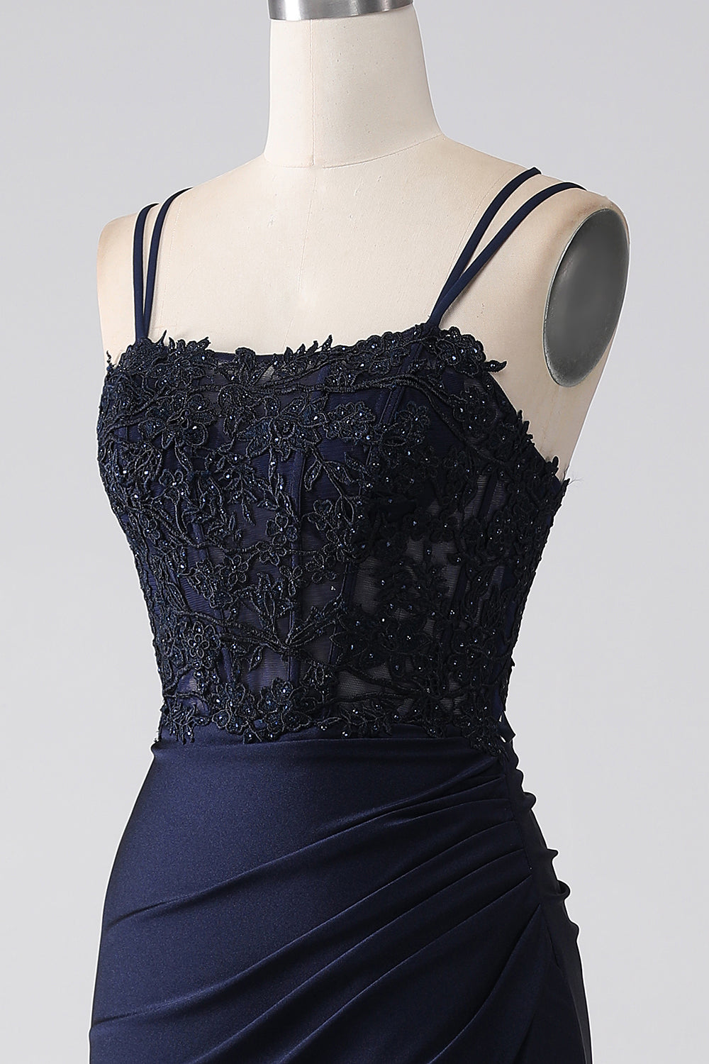Robe de bal sirène perlée bleu marine à volants