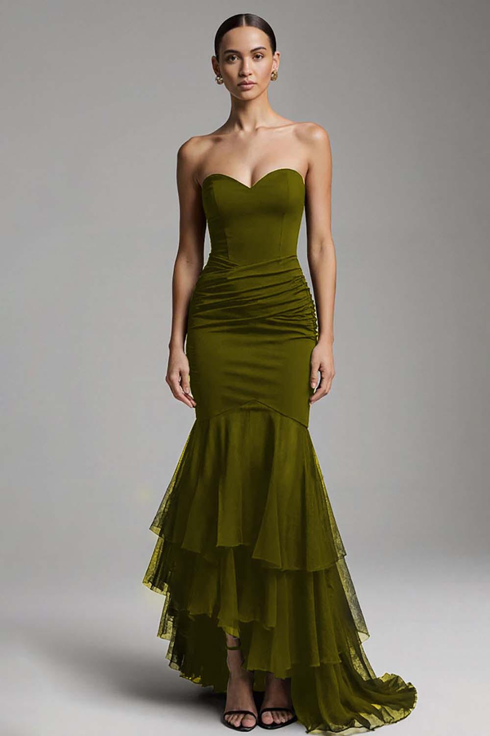 Robe de soirée longue noire sirène coupe cœur à traîne asymétrique et volants