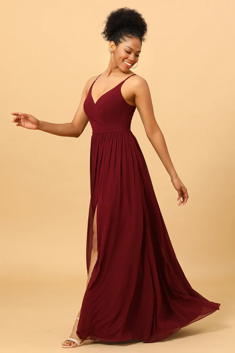 Robe de demoiselle d'honneur trapèze en mousseline bordeaux avec fente