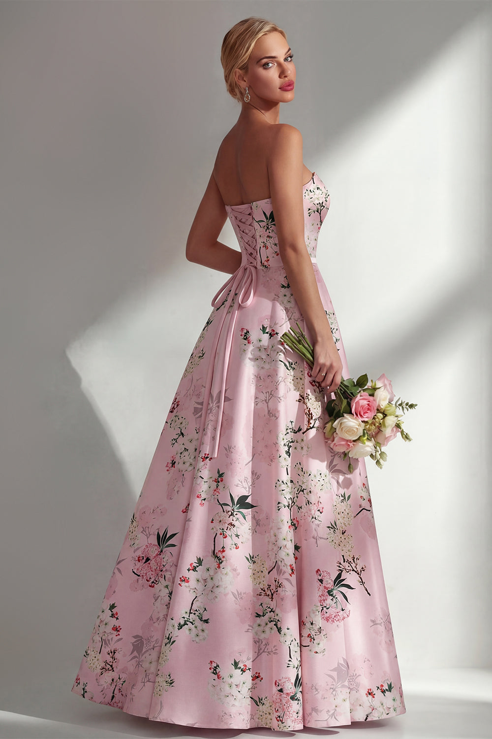 Robe longue de demoiselle d'honneur imprimée ligne A bustier bleu floral