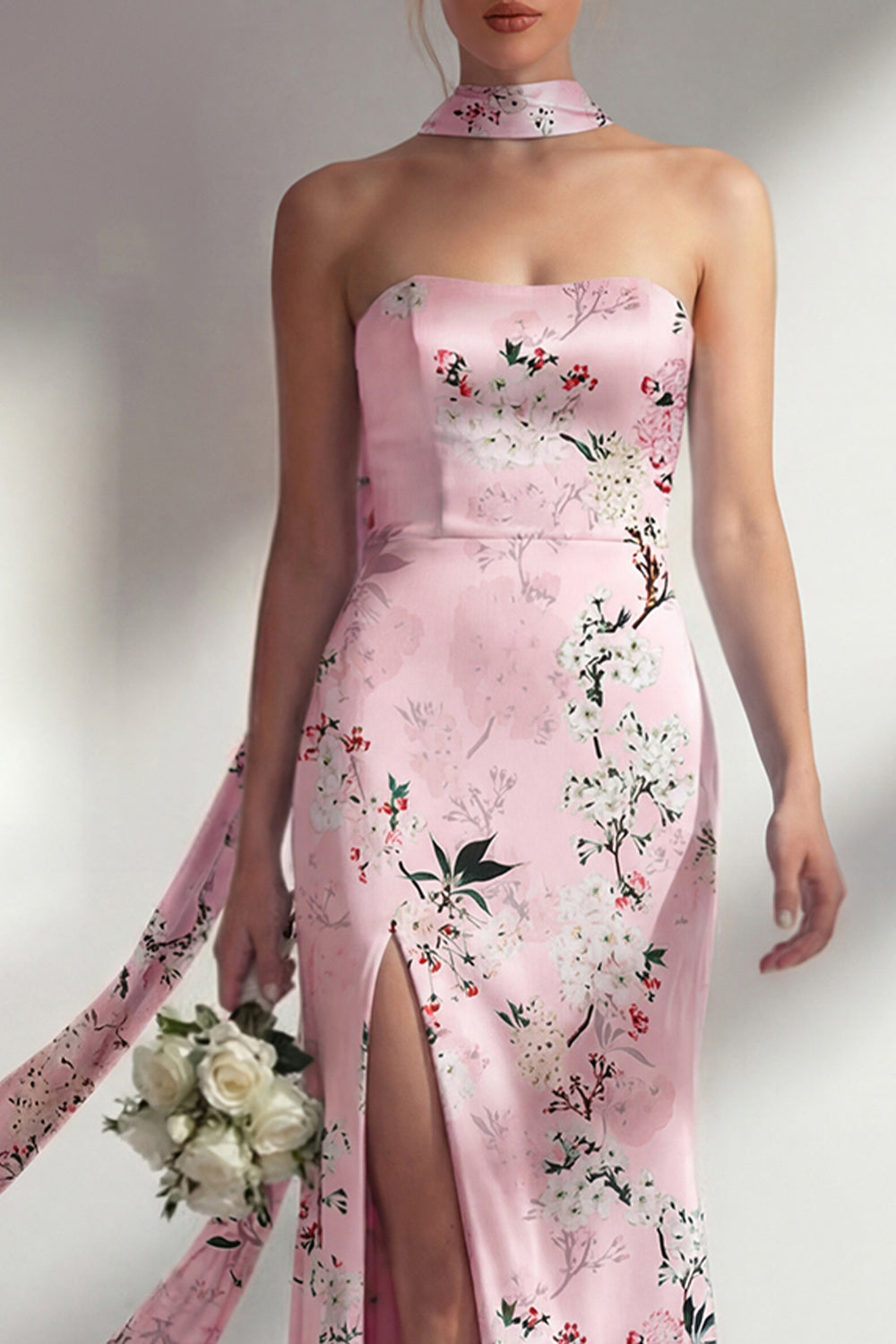 Vestido largo de dama de honor de sirena rosa sin tirantes con estampado floral y abertura