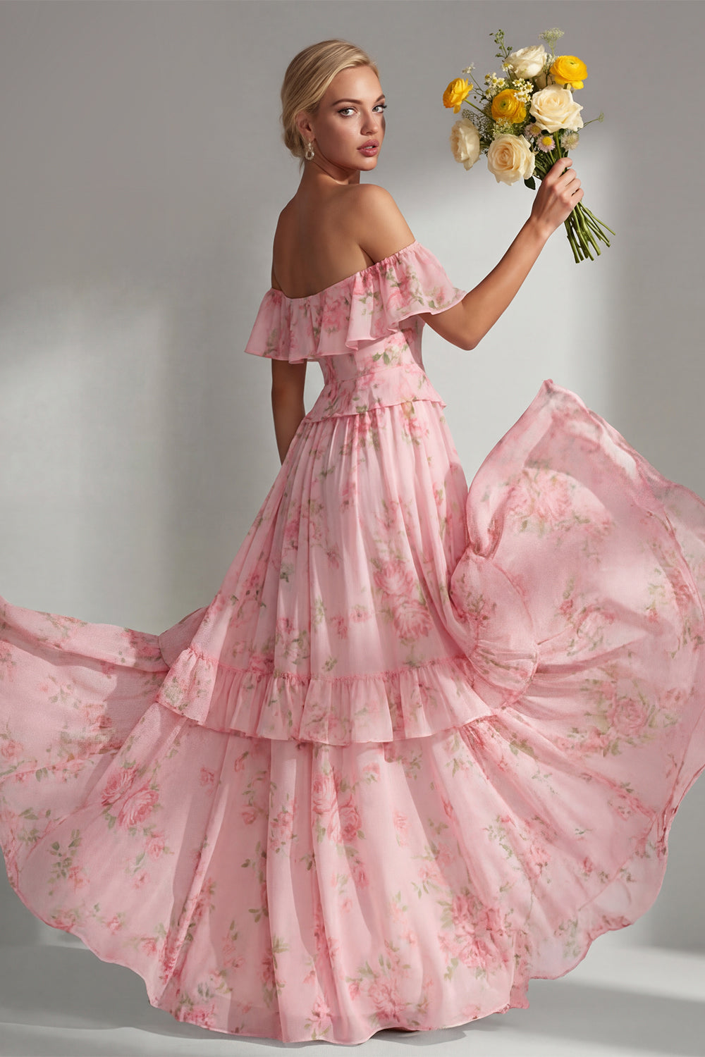 Robe de demoiselle d'honneur longue en mousseline jaune et rose à fleurs, coupe trapèze, épaules dénudées et volants