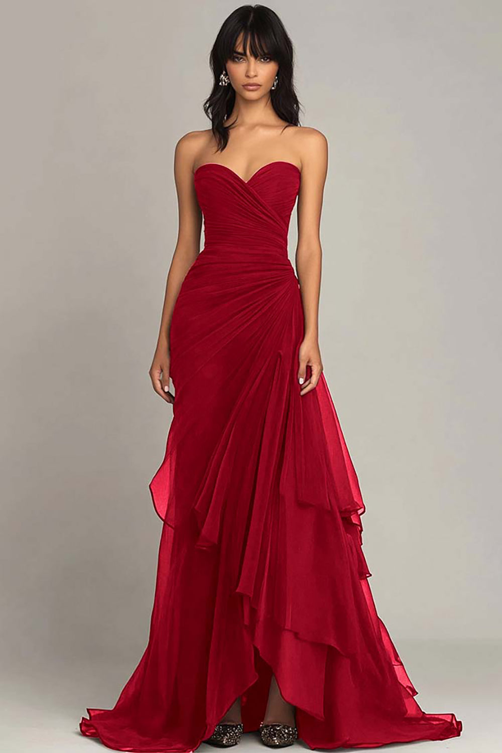Robe de soirée marron foncé avec décolleté cœur, fronces et volants