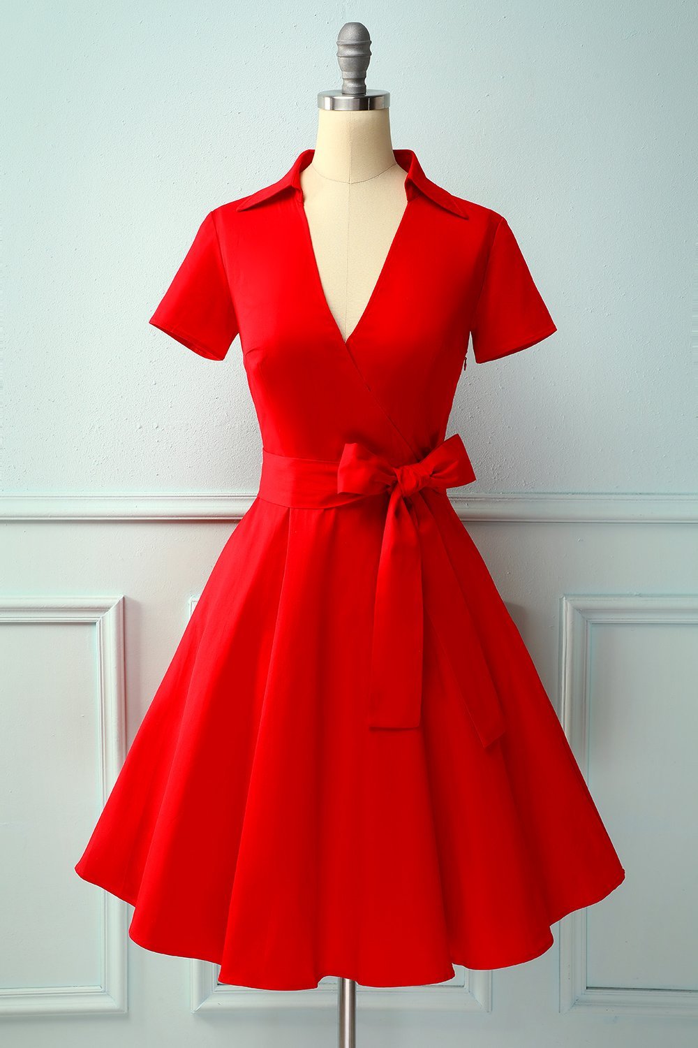 Robe noire à petits pois blancs et décolleté en V